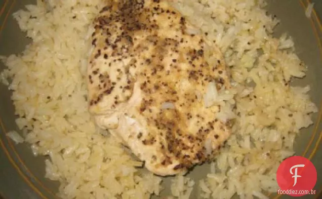 Peito de frango com pimenta limão em uma cama de arroz