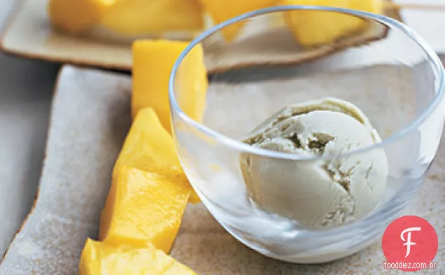 Espetos de frutas tropicais com sorvete de chá verde
