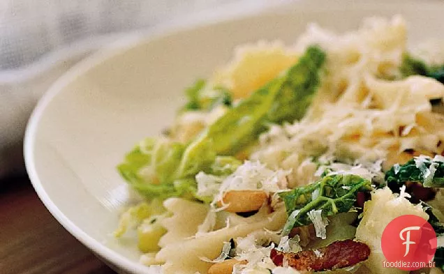 Farfalle com repolho Savoy, Pancetta e mussarela