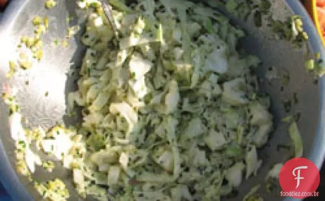 Jantar hoje à noite: salada de repolho com Cornichões e alcaparras