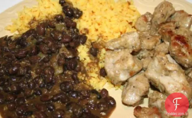 Porco Cubano de Gatorbek, feijão preto e arroz amarelo