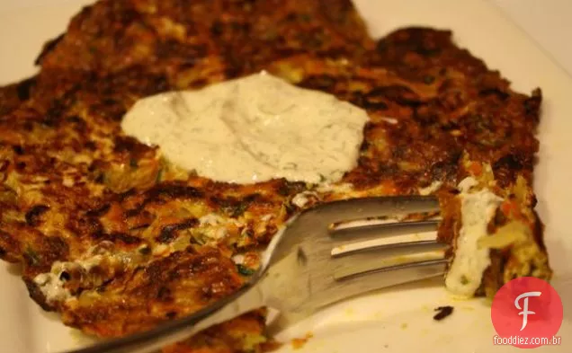 Panqueca de cenoura e repolho com creme azedo Herbado