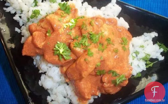 Frango com páprica esfumaçado sobre arroz