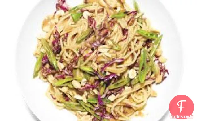 Macarrão De Amendoim Com Ervilhas E Repolho