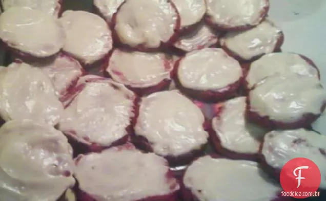 Biscoitos De Veludo Vermelho Com Cobertura De Cream Cheese