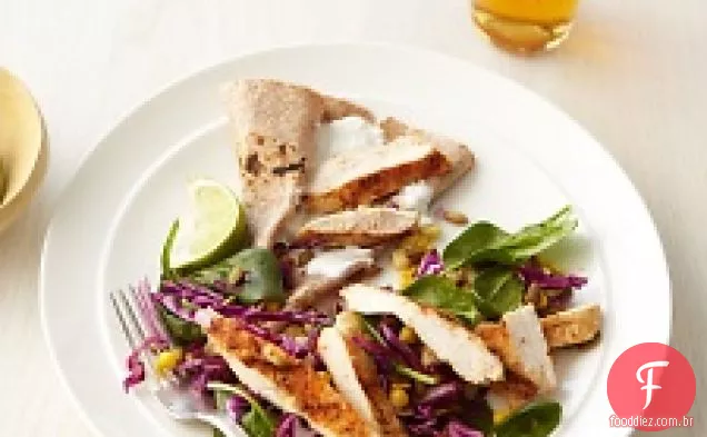 Salada De Repolho Roxo Com Frango Grelhado Picante E Pepitas
