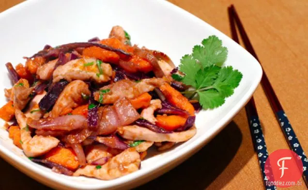Frango refogado com inhame, repolho roxo e Hoisin