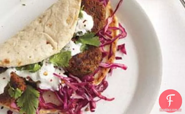 Pitas De Fritadeira De Lentilha Com Repolho Roxo Slaw