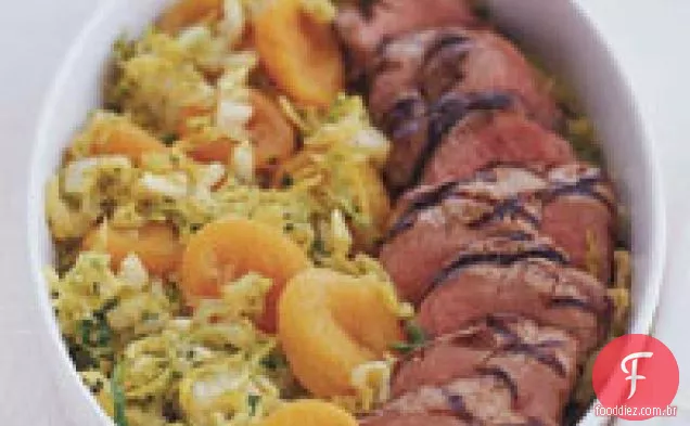 Carne de porco grelhada com damascos Curry e repolho Napa