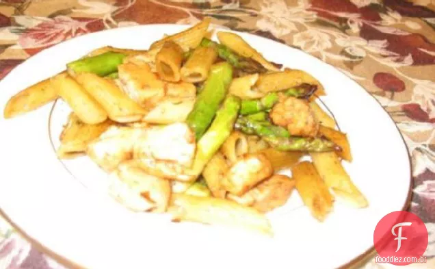Penne com frango e espargos assados