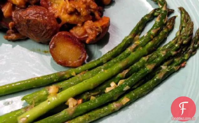 Espargos no forno com raspas de laranja e alho