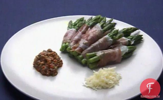 Espargos embrulhados em Prosciutto