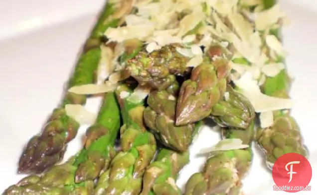 Espargos com manteiga de alho e queijo parmesão