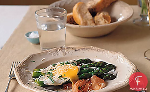 Ovos fritos com Prosciutto e aspargos