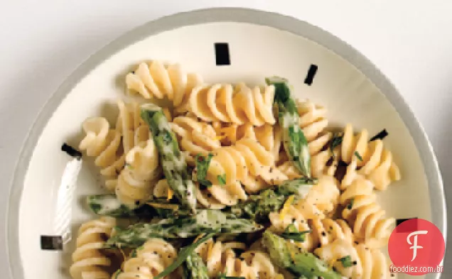 Macarrão com queijo de cabra, limão e aspargos