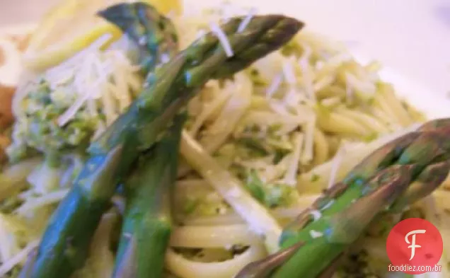 Fettuccine Com Espargos Pesto