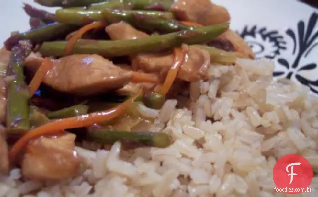 Frango com limão e aspargos salteados