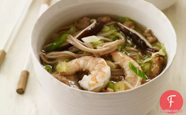 Soba quente com carne de porco, camarão e repolho