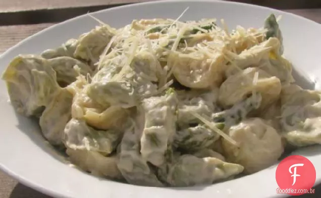 Tortellini de queijo cremoso do Corretor de imóveis com aspargos