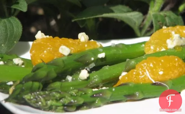 Espargos cozidos no vapor e cogumelos com queijo Havarti Dinamarquês