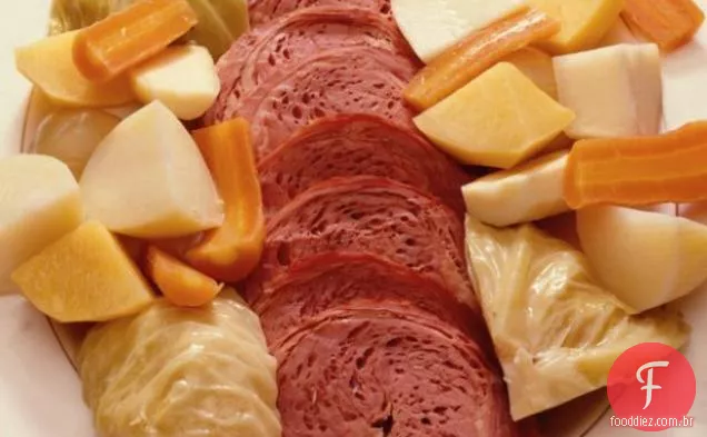Fogão lento Corned carne e repolho