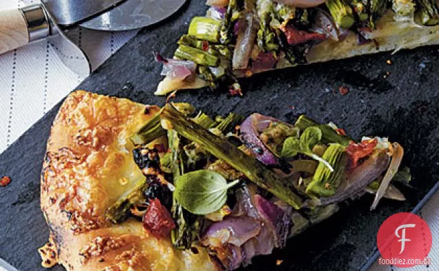 Pizza grelhada com aspargos e cebola caramelizada