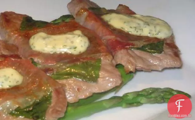 Vitela e aspargos com maionese De Manjericão