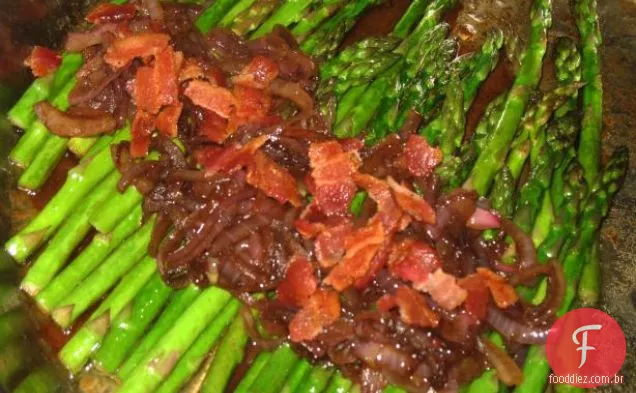 Pan assado aspargos com cebola vermelha e Bacon