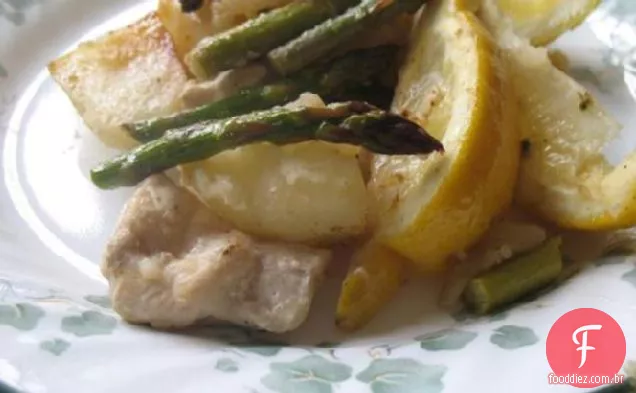 Frango assado com batatas, limão e aspargos