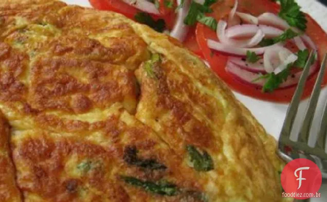 Espargos E Fontina Frittata Com Tomate Fatiado E Cebola Roxa