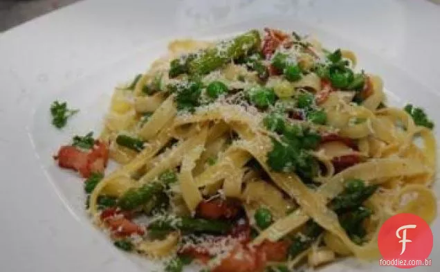 Linguine com aspargos, parmesão e Bacon