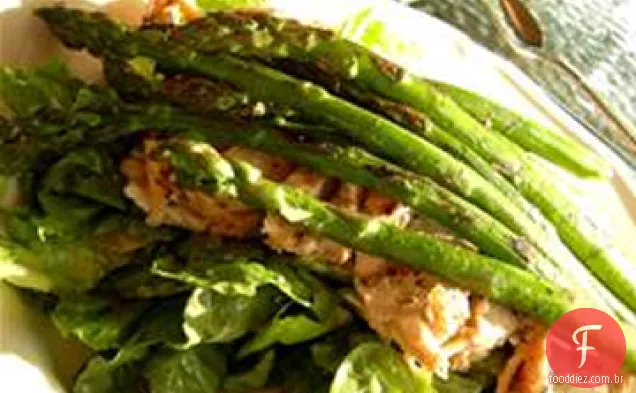 Salada de frango Mojo grelhado com aspargos e laranjas