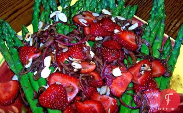 Espargos da primavera e Salada De Morango com um chuvisco de caramelo