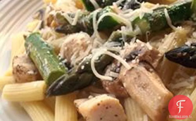 Penne com frango e aspargos