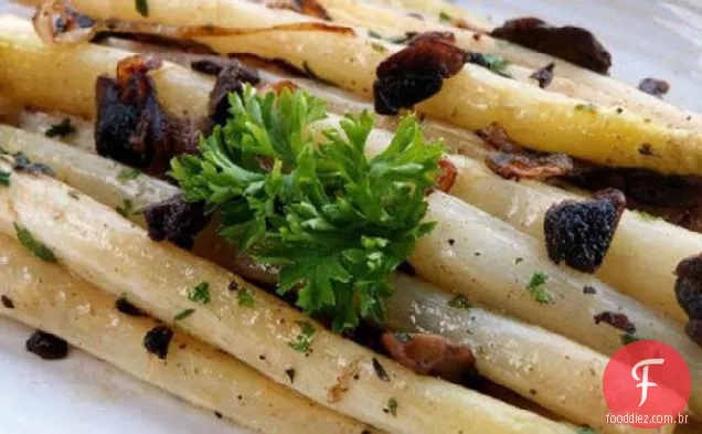 Espargos brancos com cogumelos na manteiga marrom