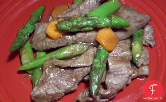 Aspargos grelhados e batatas novas