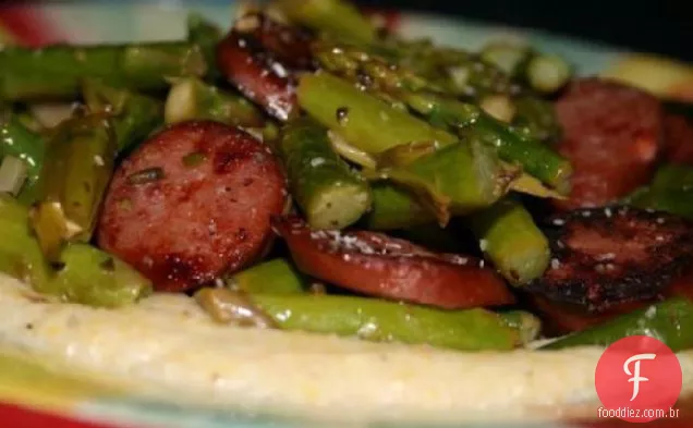 Linguiça de frango e aspargos sobre Polenta