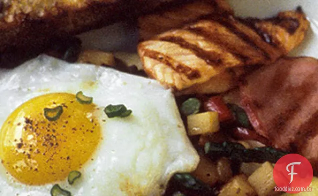 Hash vegetal de primavera com ovos fritos