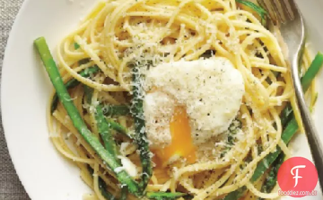 Linguine com espargos e ovo