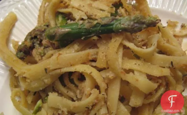 Espargos asiáticos e salada de rabanete