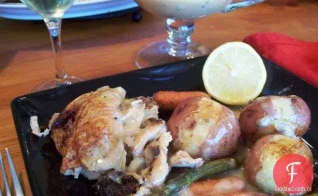 Frango assado com legumes Primavera e molho de limão-mel