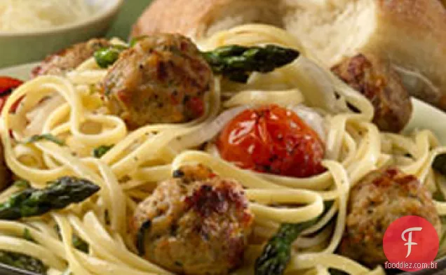 Linguini com legumes assados e almôndegas de frango com manjericão de tomate