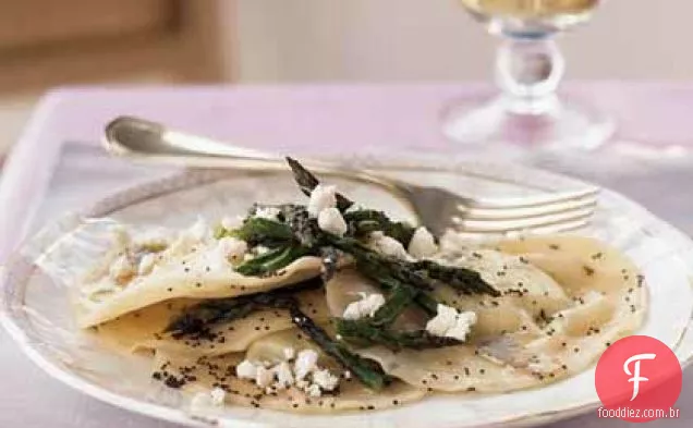 Ravioli de ricota com manteiga de Semente de papoula dourada e aspargos