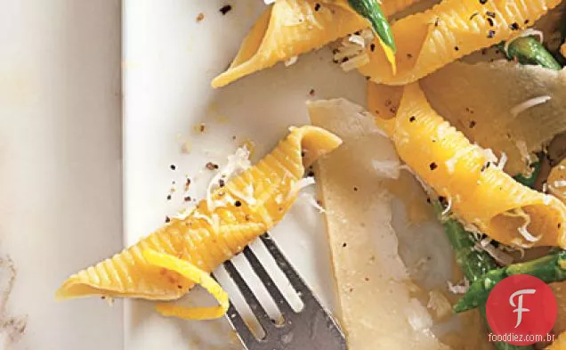Garganelli com espargos e queijo Pecorino