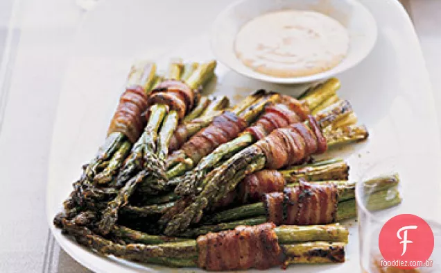 Pacotes de espargos embrulhados em Bacon com molho picante