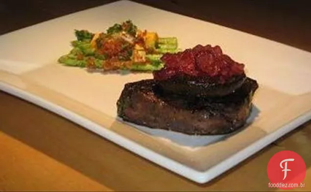 Salada de massa primavera com aspargos, tomate e mussarela