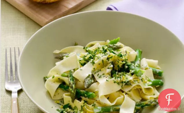 Pappardelle com Gremolata de limão e aspargos