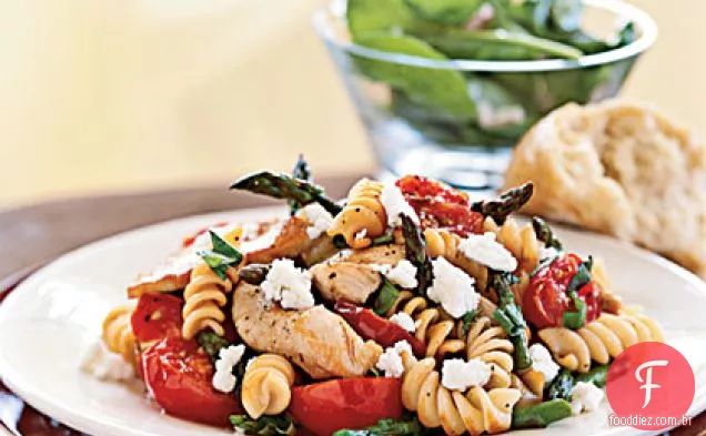 Rotini com frango, aspargos e tomates
