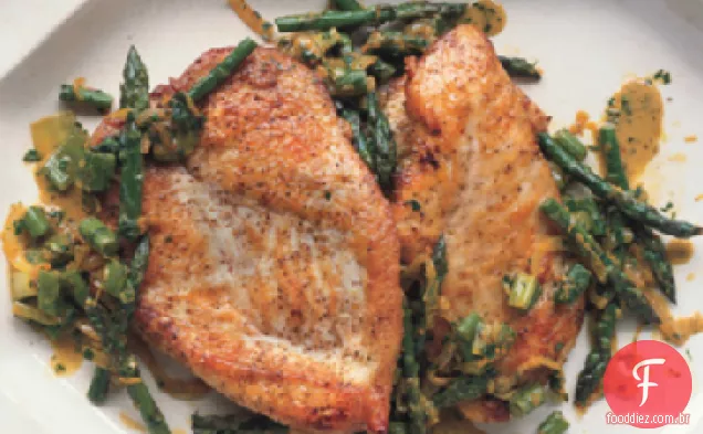 Refogue costeletas de frango com aspargos, cebolinha e salsa-estragão Gremolata