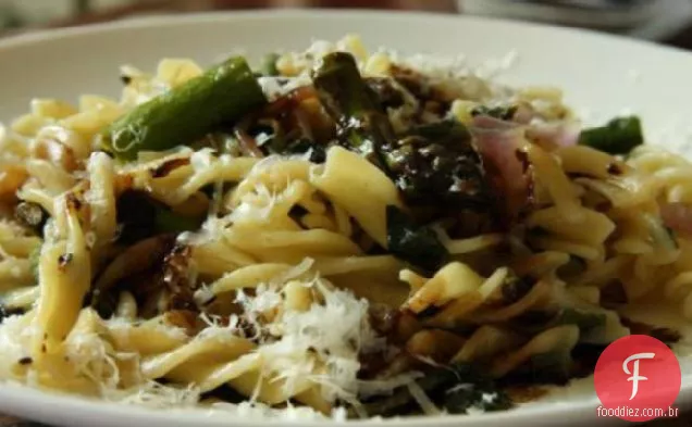 Fusilli com espargos manjericão e esmalte balsâmico